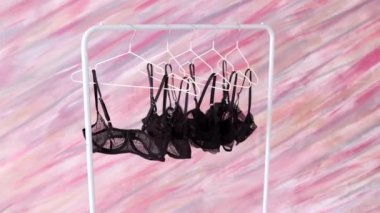 Siyah İç Çamaşırları Salon Pembe Duvarı