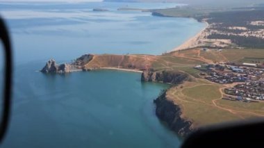 Yaz öğleden sonra helikopterden görüntü. Baykal.