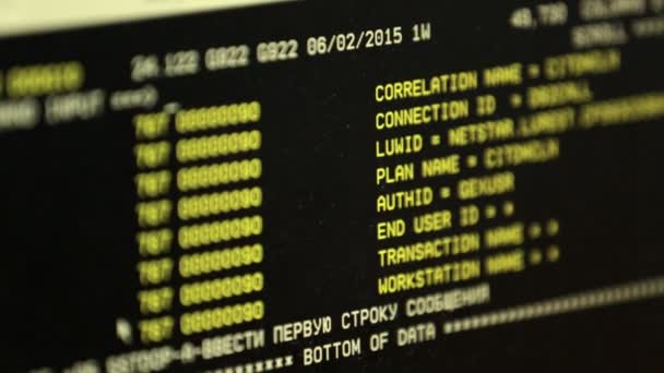 El flujo de información en la pantalla de un ordenador — Vídeo de stock