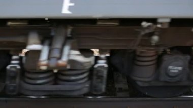 Bir yolcu treninin tekerlekleri