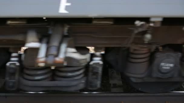 De wielen van een passagierstrein — Stockvideo