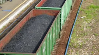 Tren istasyonunda hareket eden kömür ile yük treni