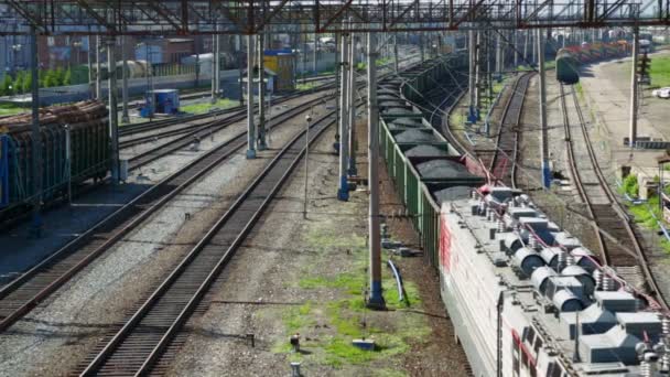 Comboio de mercadorias com carvão em movimento na estação ferroviária — Vídeo de Stock