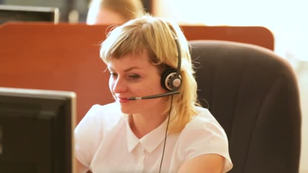 Customer Support Center. Girl operator talking to customer via headset — Stock Video