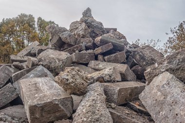 Yere beton atık yığını