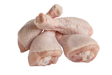 Taze çiğ tavuk bacakları beyaza izole edilmiş