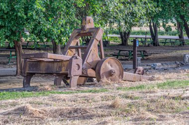 Parktaki paslı tarım makineleri