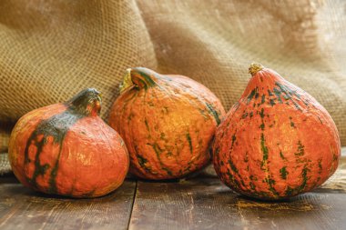 Tahta bir yüzey üzerinde olgun hamur kabakları Yaklaş