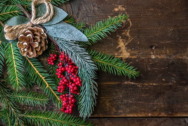 Weihnachten Festliche Hintergrund Von Fichtenzweigen Tannenzapfen Und Bund Roter Beeren — Stockfoto