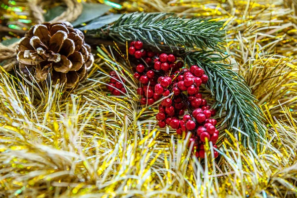 Vánoce Slavnostní Pozadí Smrkové Jehličí Borovice Kužel Svazek Červených Bobulí — Stock fotografie