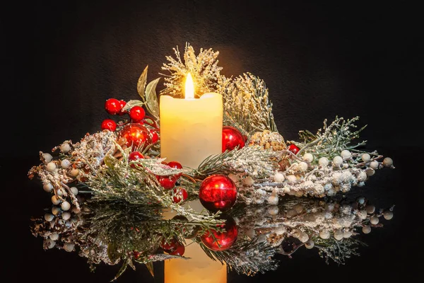 Eleganter Festlicher Hintergrund Aus Adventskranz Und Brennender Kerze Auf Schwarzer — Stockfoto