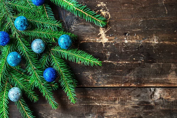 Weihnachten Festlichen Hintergrund Von Fichtenzweigen Mit Blauen Weihnachten Spielzeug Auf — Stockfoto