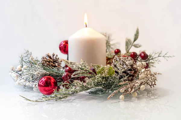 Festlicher Hintergrund Von Adventskranz Und Brennender Kerze Auf Einer Hellen — Stockfoto