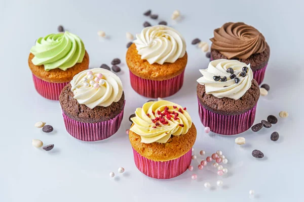 Rozmanité Cupcakes Dekor Pro Lehkém Skleněném Povrchu Zblízka Royalty Free Stock Fotografie
