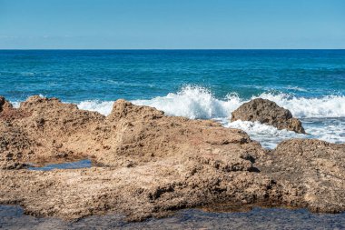 Açık rüzgarlı havada kayalık sahil manzarası