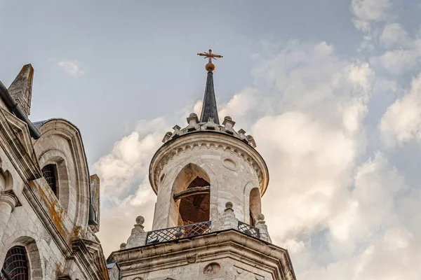 Православная Церковь Xviii Века Построена Готическом Стиле Против Облачного Неба — стоковое фото