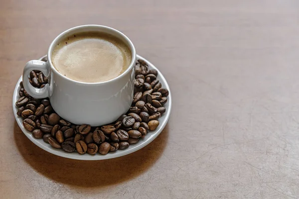 白磁器のカップで淹れたばかりの香り高いコーヒー — ストック写真