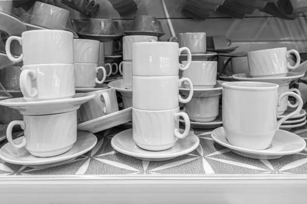 Білі Чашки Чашки Тарілки Стільниці Супермаркеті — стокове фото