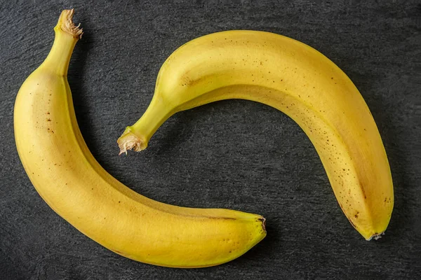 Bananes Sucrées Mûres Sur Une Surface Ardoise Noire Gros Plan — Photo