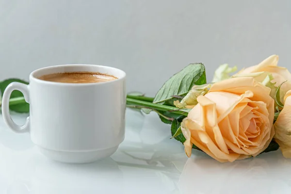 Filiżankę Kawy Bukiet Róż Białej Powierzchni Zbliżenie — Zdjęcie stockowe