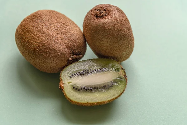 Frische Saftige Kiwi Auf Hellgrüner Oberfläche — Stockfoto