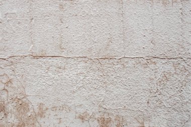 Eski püskü, beyaz bir duvarın soyut arka planı.