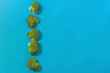 Mavi bir yüzeyde brokoli enfeksiyonları