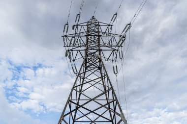 Bulutlu bir günde elektrik direğine karşı