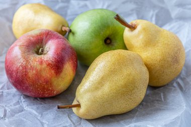 olgun sulu elmalar ve armutlar beyaz parşömen üzerinde