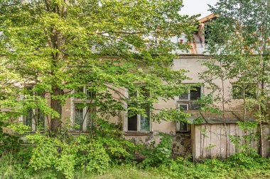 Terk edilmiş eski bir bina Bir yaz günü