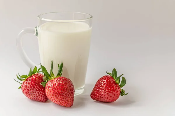 Taza Vidrio Leche Fresas Fragantes Dulces Una Superficie Blanca — Foto de Stock