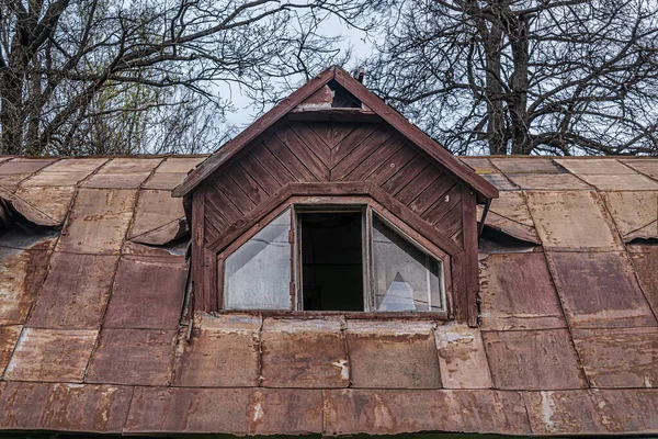 Techo Oxidado Ventana Rota Ático Una Casa Madera Abandonada — Foto de Stock