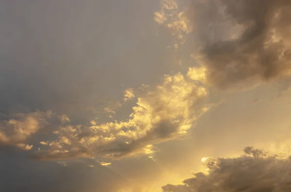 Fundo Abstrato Céu Nublado Bonito Pôr Sol Com Raios Sol — Fotografia de Stock