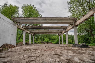 Bir yaz gününde terk edilmiş bir sanayi binasının kalıntıları.