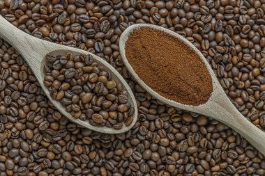 Kahve çekirdekleri ve tahtadan kaşıklar üzerinde kahve.