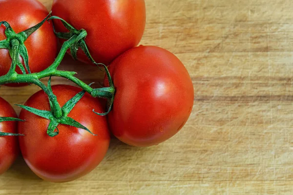 Frische Bio Erdtomaten Auf Zweigen Auf Einer Holzoberfläche — Stockfoto