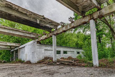 Bir yaz gününde terk edilmiş bir sanayi binasının kalıntıları.