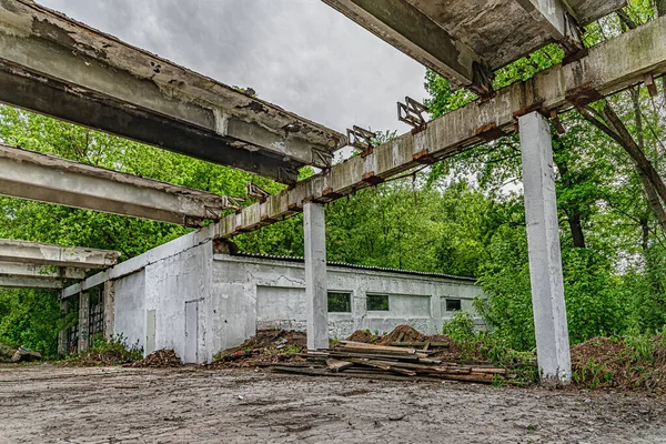 Bir yaz gününde terk edilmiş bir sanayi binasının kalıntıları.