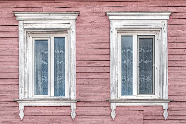 Okna Białymi Platformami Zabytkowe Zasłony Starym Drewnianym Malowanym Różowym Domu — Zdjęcie stockowe