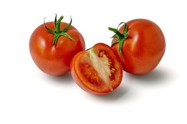 Beyaz üzerine izole edilmiş taze organik domatesler