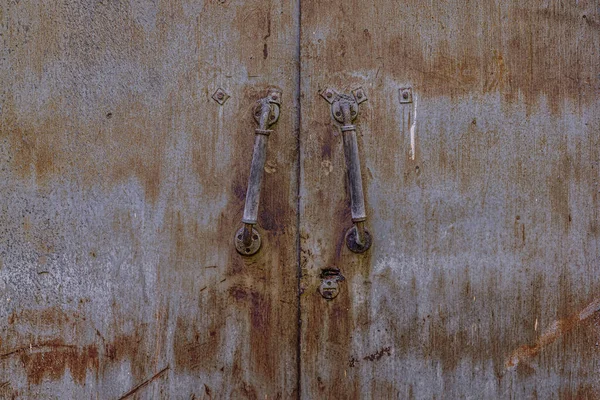 Sfondo Astratto Vecchio Metallo Arrugginito Porte Maniglie Legno — Foto Stock