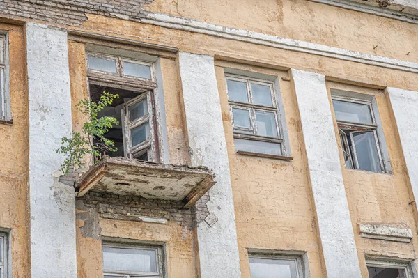 Стена Заброшенного Дома Выбитыми Окнами Разрушенным Балконом — стоковое фото