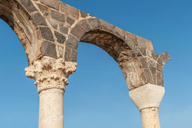 Parlak mavi gökyüzüne karşı antik bir taş tapınağın kalıntıları.