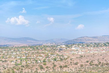 Güneşli bir günde bir dağ kasabasının manzarası
