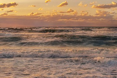 Gün batımının güzel deniz manzarası bulutlu gökyüzü ve yüksek sörf, altın saat