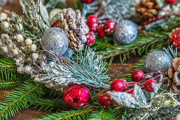 Weihnachtlicher Hintergrund Aus Fichtenzweigen Tannenzapfen Weihnachtsspielzeug Und Beerensträußen — Stockfoto