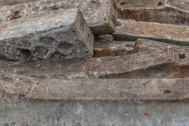 İnşaat atığı çöplüğünde eski beton bloklar.