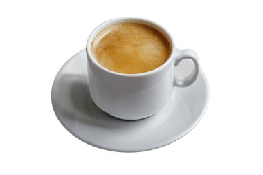 Beyaz üzerine izole edilmiş taze demlenmiş aromatik bir kahve.