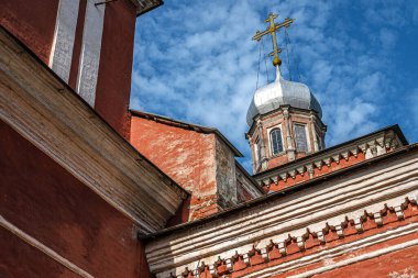 Barok tarzında eski bir Rus Ortodoks kilisesinin bir parçası. Bulutlu mavi gökyüzüne karşı, Barashi, Moskova, Rusya 'daki Vvedensky tapınağı.