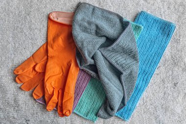 Temizlik bezleri ve koruyucu lastik eldivenler düzleşir.